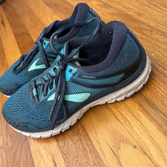 Size 8 Brooks running shoes - Picture 1 of 1